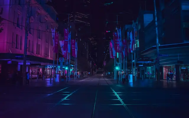 Pessoas caminhando à noite, hora em que o cliente ainda manda mensagem para a imobiliária