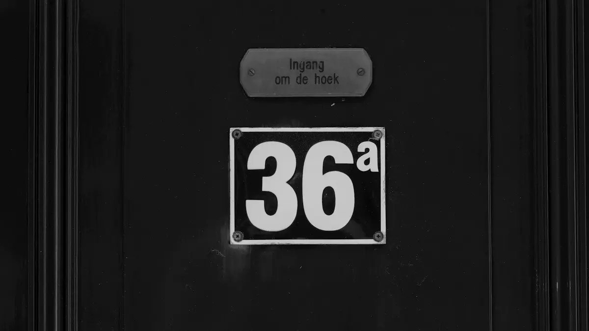 Porta de casa com número na fachada, como o código que identifica cada imóvel