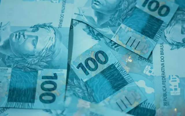 Pilha de cédulas de dinheiro, representando a comissão do corretor de imóveis