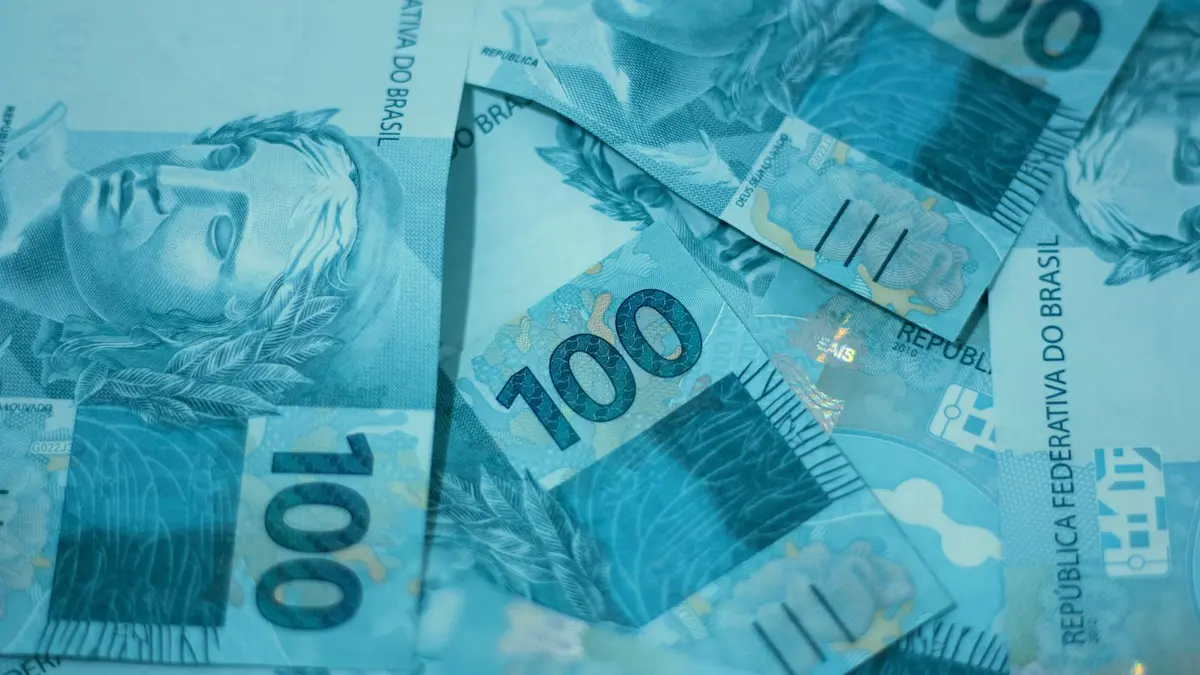 Pilha de cédulas de dinheiro, representando a comissão do corretor de imóveis
