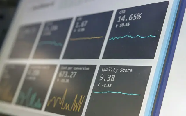 Monitor ligado com dados na tela, na troca da planilha pelo CRM imobiliário