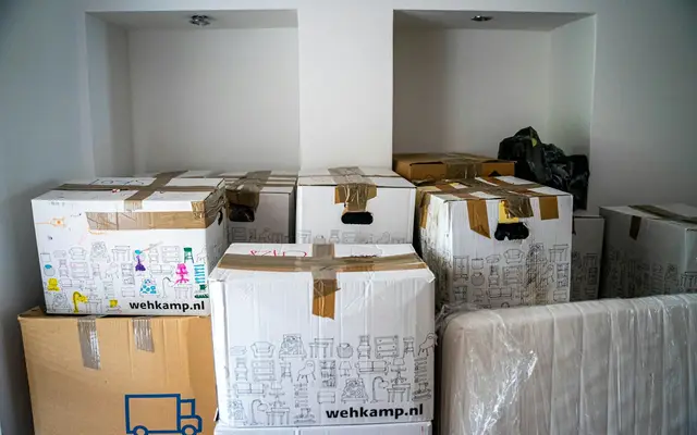 Caixas de papelão sobre a mesa, como numa mudança de CRM imobiliário