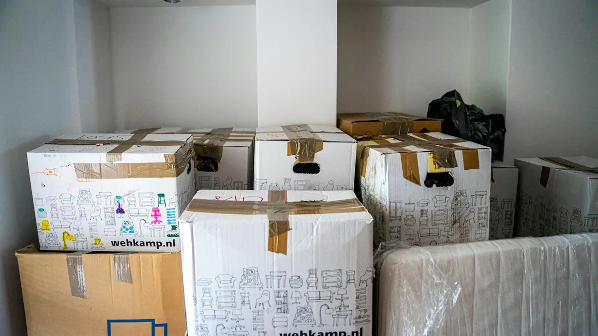 Caixas de papelão sobre a mesa, como numa mudança de CRM imobiliário
