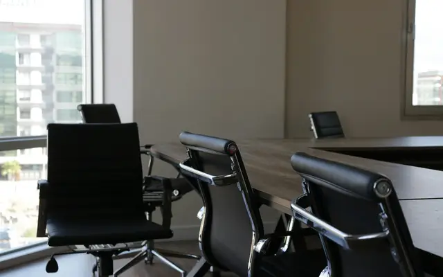 Cadeiras de escritório vazias, como o lugar do corretor que saiu da imobiliária