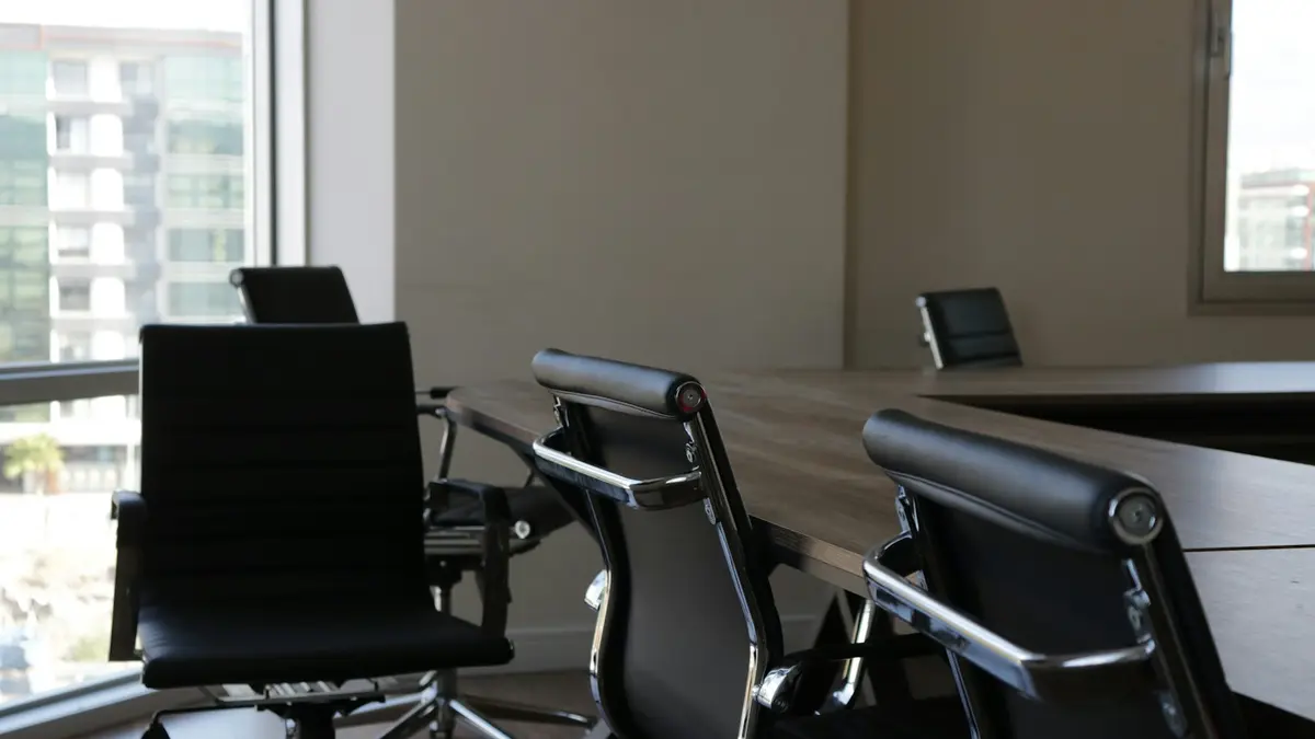 Cadeiras de escritório vazias, como o lugar do corretor que saiu da imobiliária
