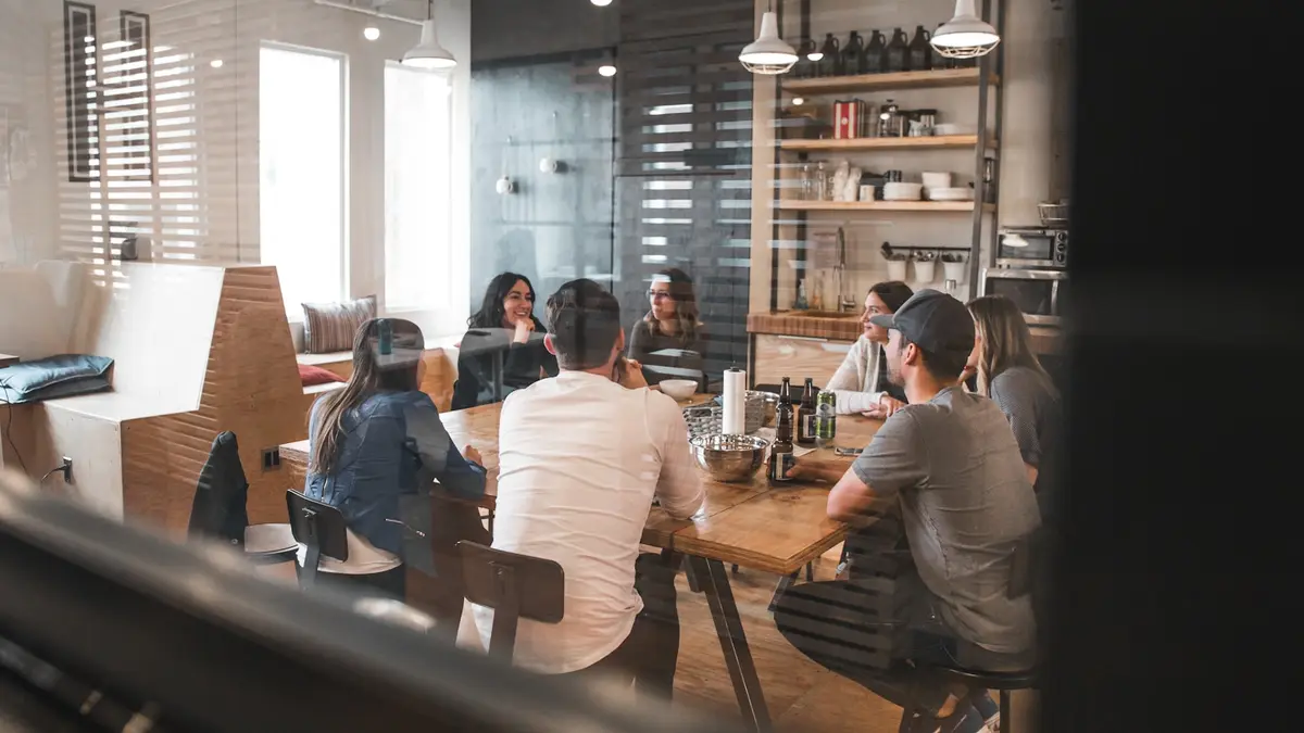 Equipe pequena reunida em cadeiras no escritório da imobiliária