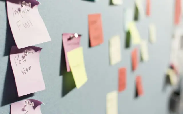 Post-its coloridos num quadro, como as etapas do funil de vendas imobiliário