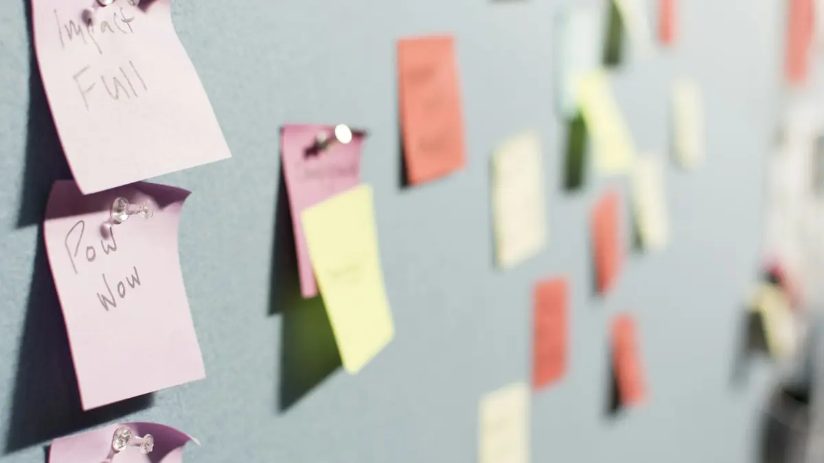Post-its coloridos num quadro, como as etapas do funil de vendas imobiliário