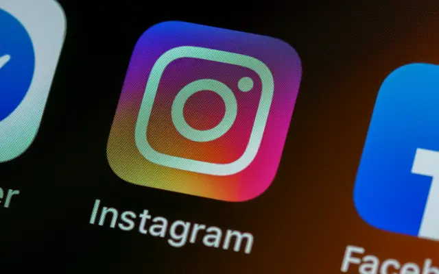Ícone do Instagram na tela do celular, a rede social da imobiliária
