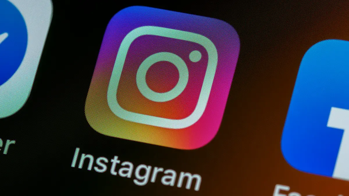 Ícone do Instagram na tela do celular, a rede social da imobiliária