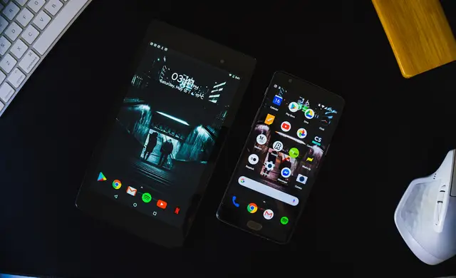 Celular com a tela inicial aberta, onde o mesmo lead pode aparecer duas vezes