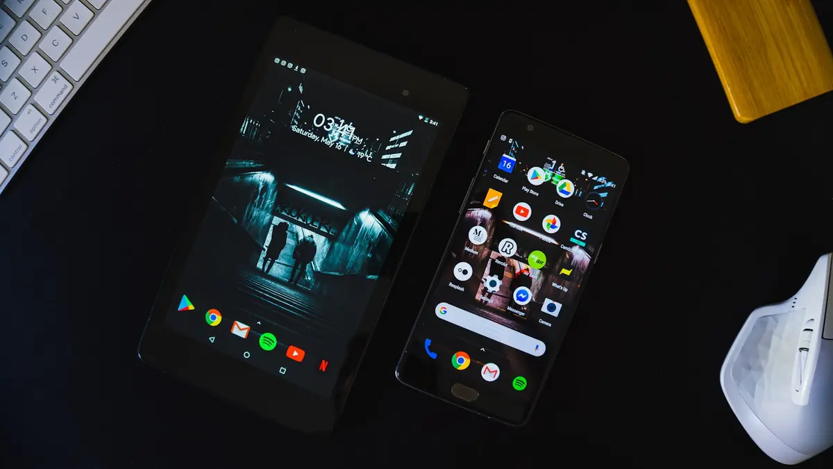 Celular com a tela inicial aberta, onde o mesmo lead pode aparecer duas vezes