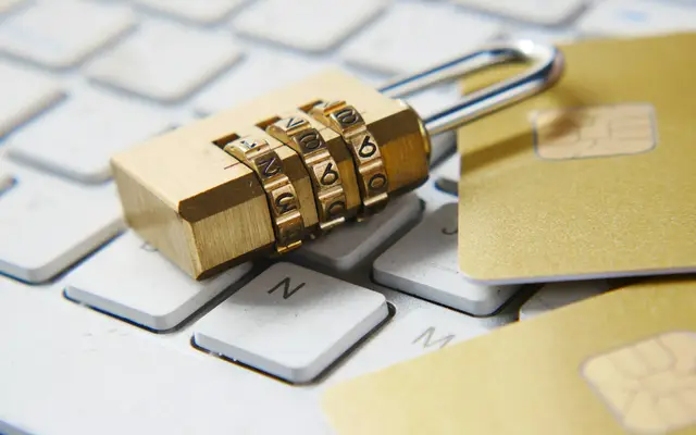 Cadeado dourado sobre o teclado, simbolizando a proteção de dados da LGPD na imobiliária