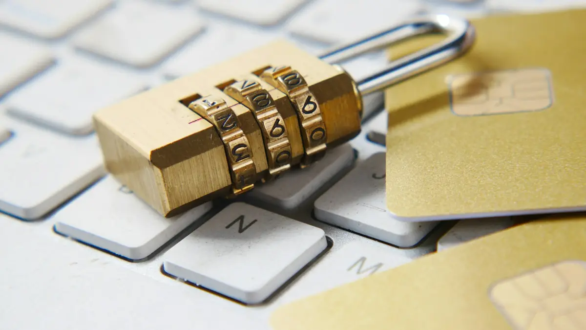 Cadeado dourado sobre o teclado, simbolizando a proteção de dados da LGPD na imobiliária