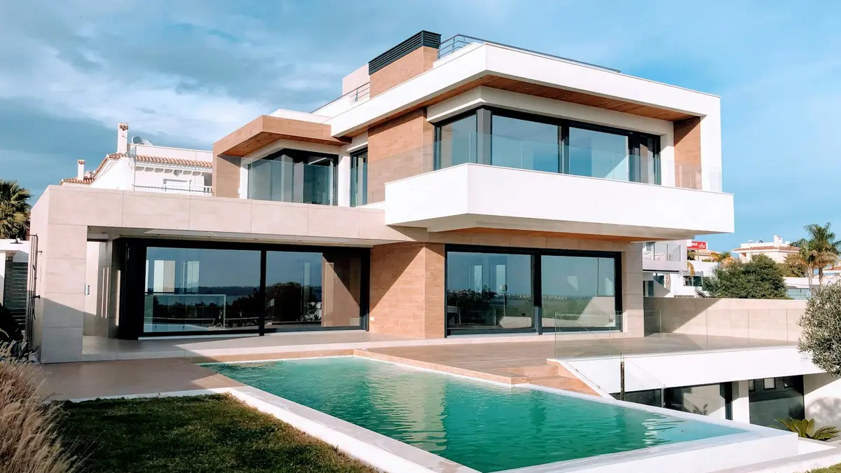 Prédio residencial sob céu azul, o tipo de imóvel que o CRM imobiliário ajuda a vender