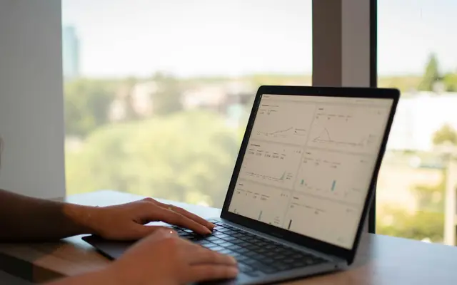 Pessoa digitando no notebook, contando os leads que a imobiliária perde por dia