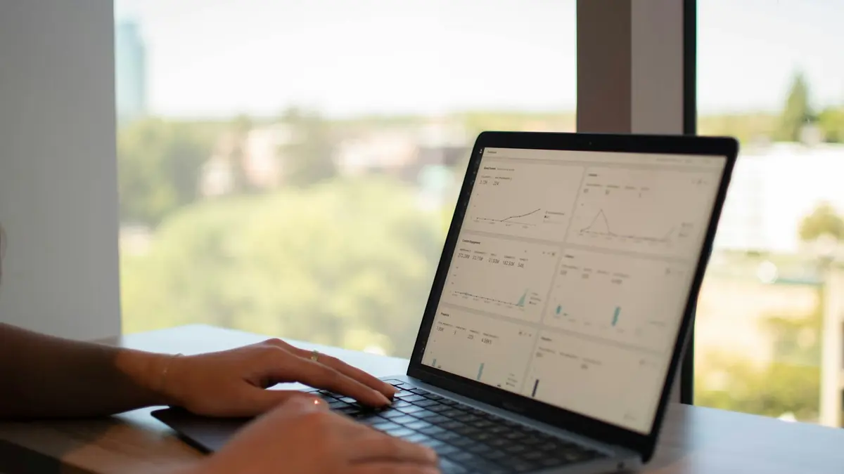 Pessoa digitando no notebook, contando os leads que a imobiliária perde por dia