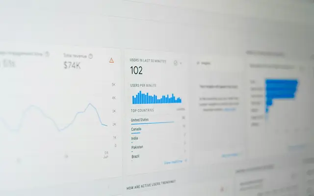 Tela de computador cheia de dados, com os relatórios do dono da imobiliária