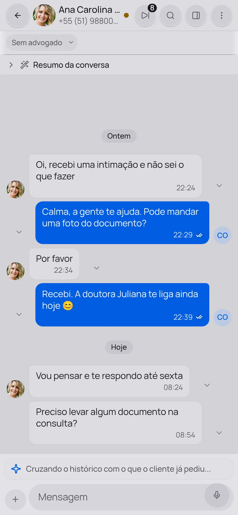O app no celular, com uma conversa aberta