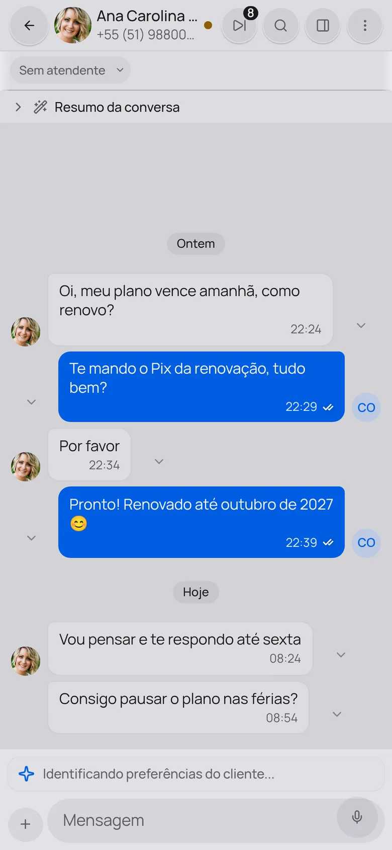 O app no celular, com uma conversa aberta
