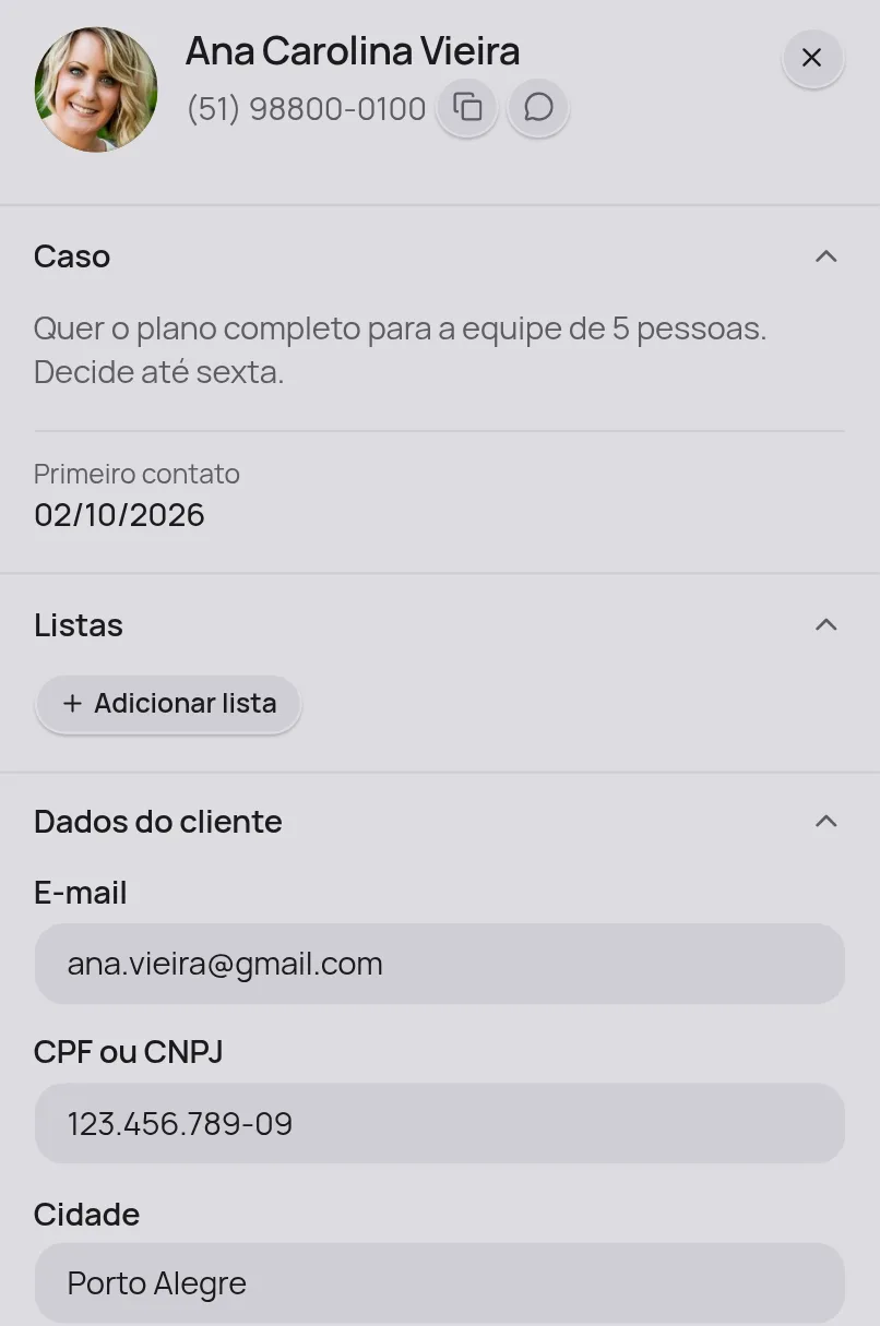 Ficha do cliente aberta ao lado da conversa