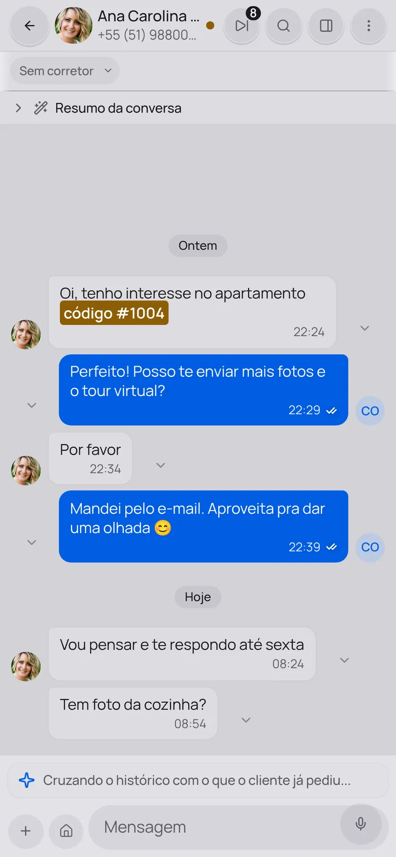 O app no celular, com uma conversa aberta